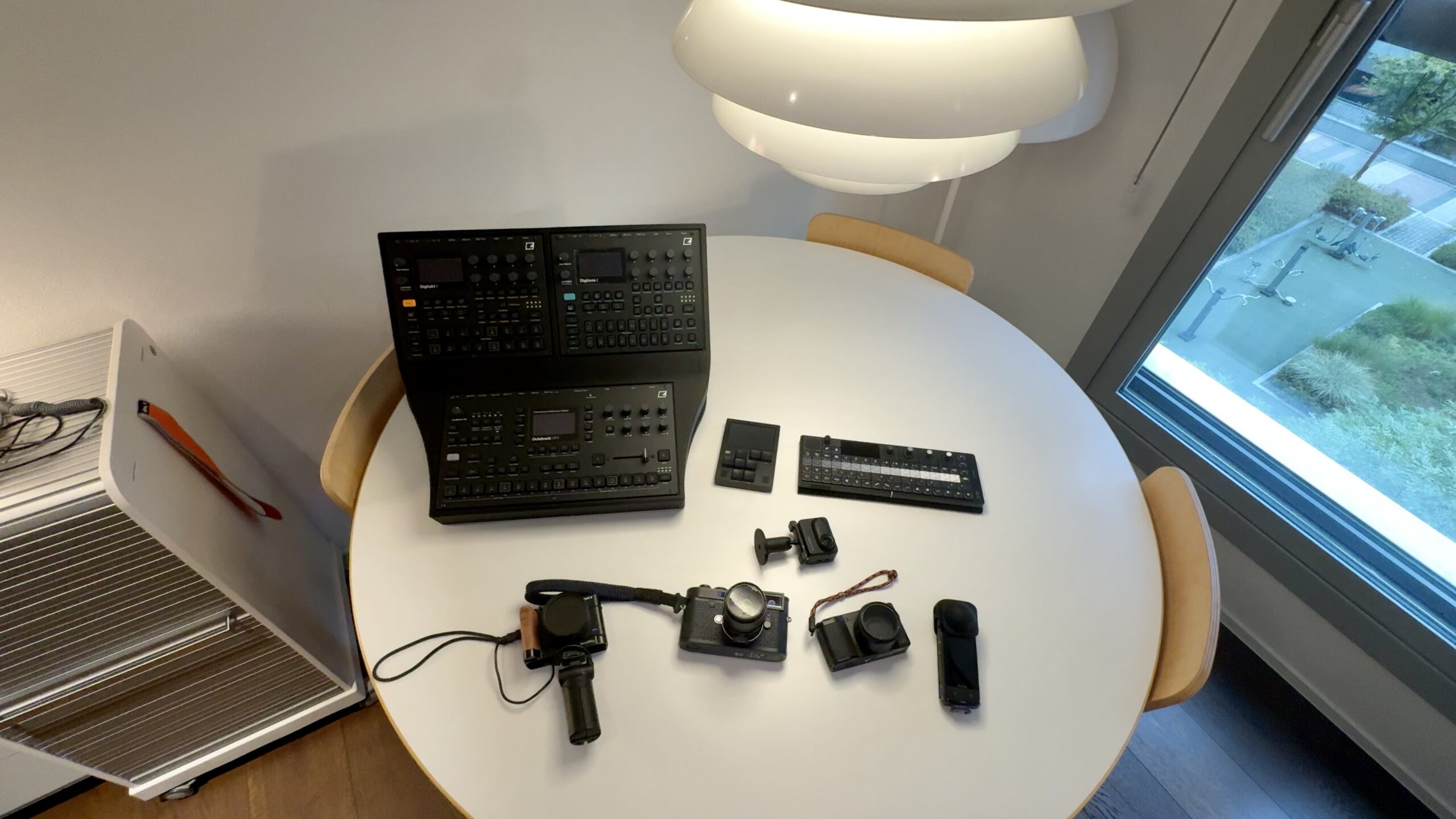 책상 위에 놓인 Elektron Digitakt II Digitone II Octatrack 장비들